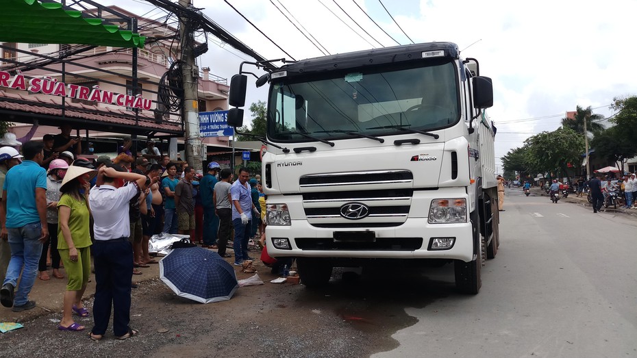 TP.HCM: Lại xảy ra tai nạn chết người rồi dùng sơn che biển số