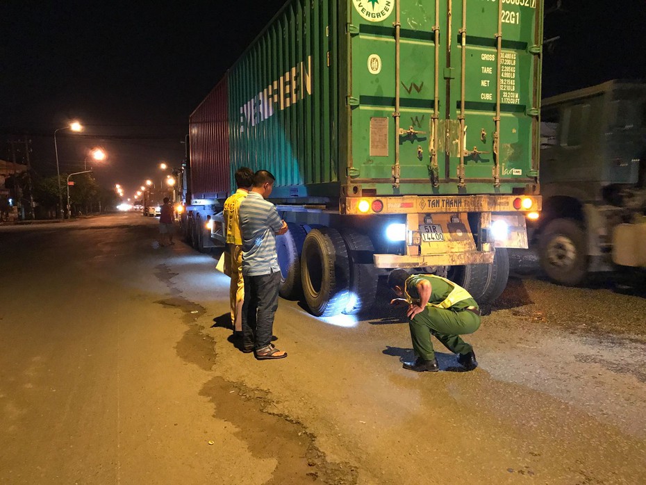 Xe container bỏ chạy sau tai nạn chết người