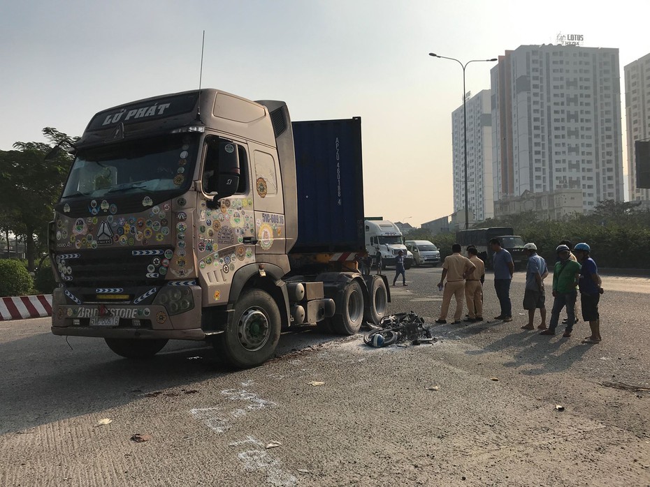 Người đàn ông gào thảm thiết sau khi bị xe container cán nát chân