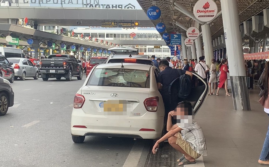 Vẫn còn cảnh chèo kéo, bắt khách sai quy định tại sân bay Tân Sơn Nhất