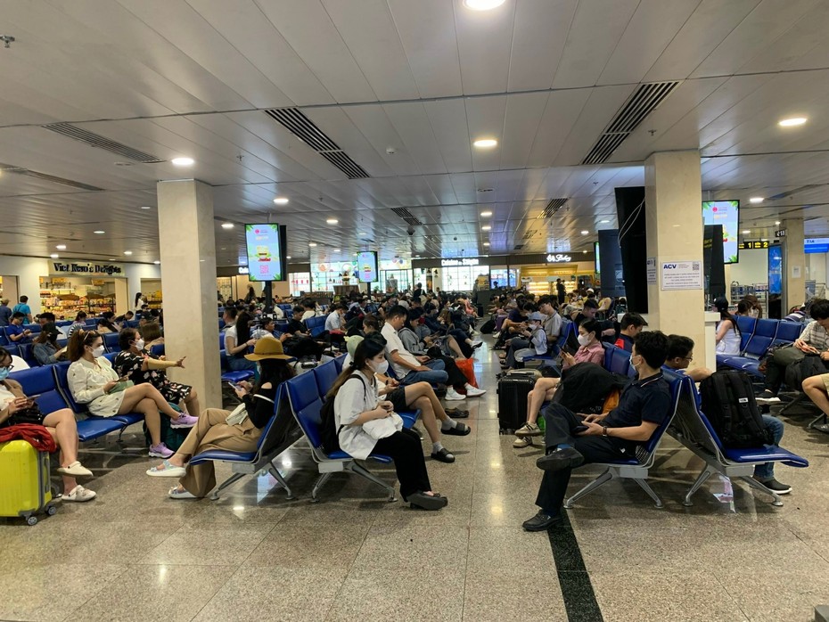 Nhiều chuyến bay phải điều chỉnh vì thời tiết xấu