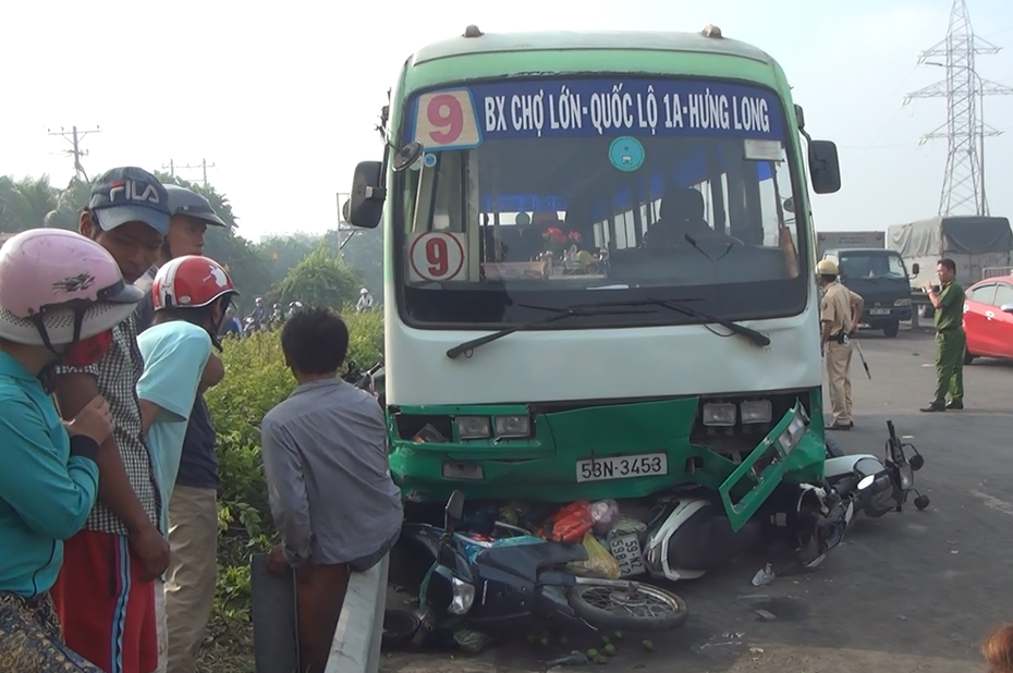 Xe buýt cuốn hàng loạt xe máy vào gầm, nhiều người bị thương