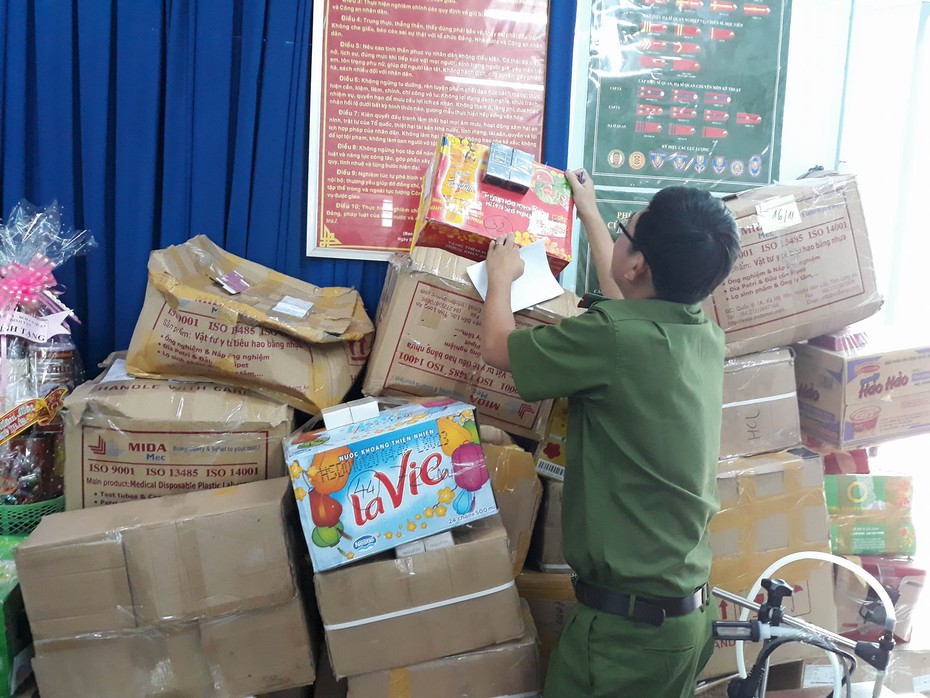 Phát hiện cơ sở sản xuất nước hoa giả khủng tại TP.HCM