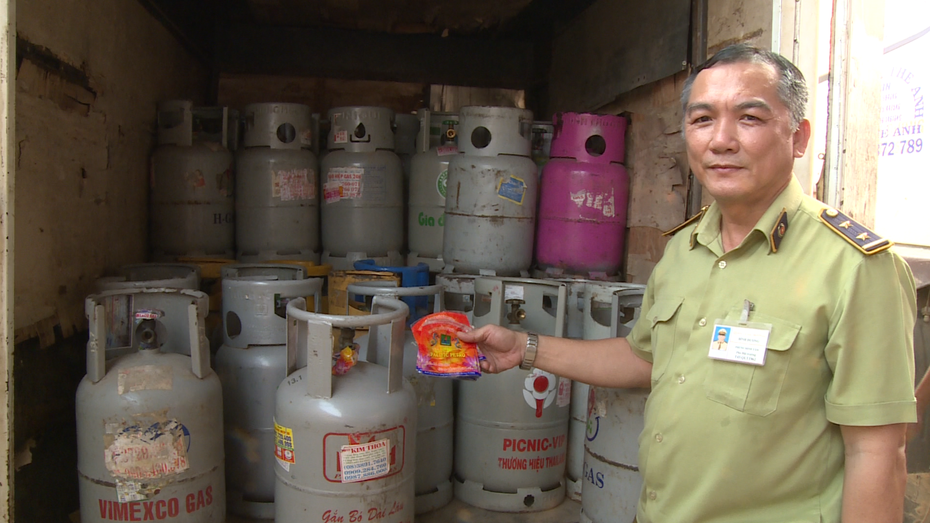 Phát hiện tụ điểm sang chiết gas lậu trong bãi giữ xe