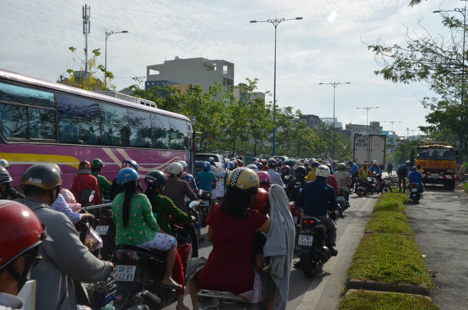 Xe tải "làm xiếc" trên đại lộ, giao thông kẹt cứng, ùn tắc nghiêm trọng