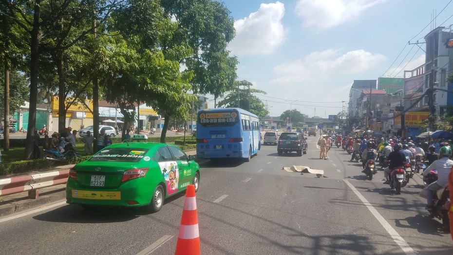 Va chạm xe máy, người đàn ông ngã ra đường bị ô tô cán tử vong