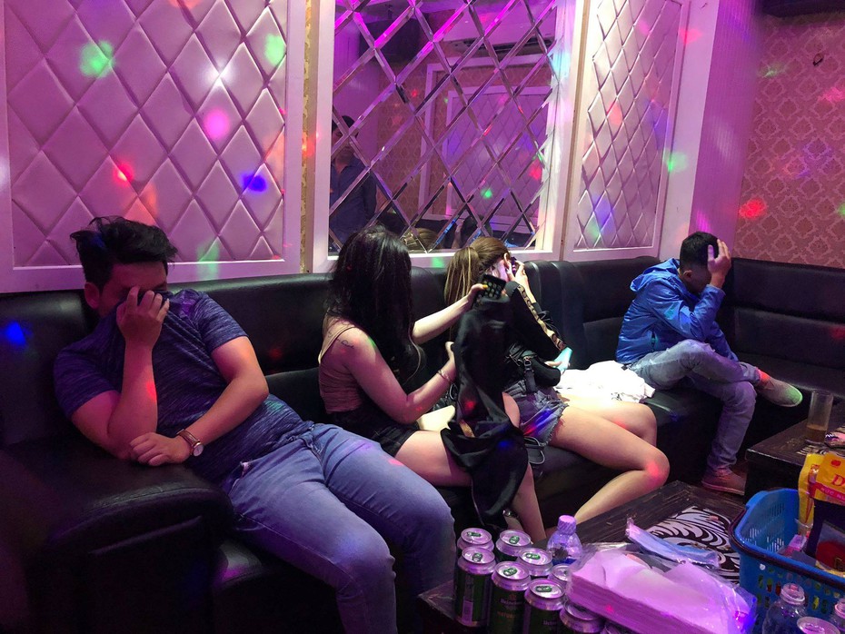 “Đột kích” quán karaoke, phát hiện 16 nam nữ phê ma tuý