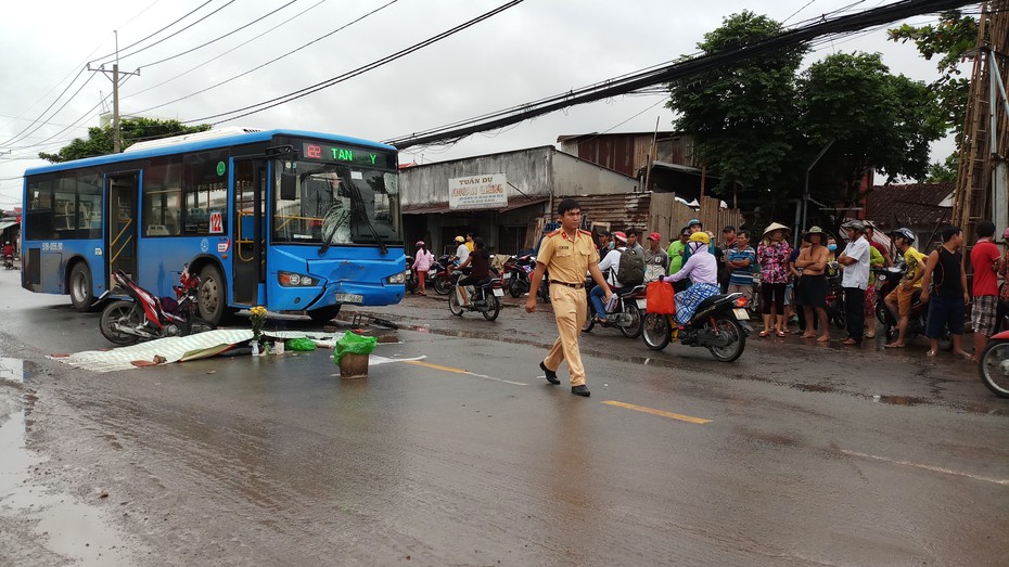 Tông vào xe buýt, 2 người thương vong