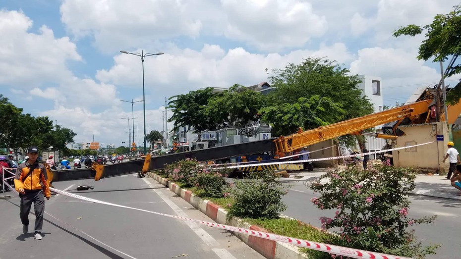 Cần cẩu hàng chục tấn đổ xuống đường, nhiều người tháo chạy