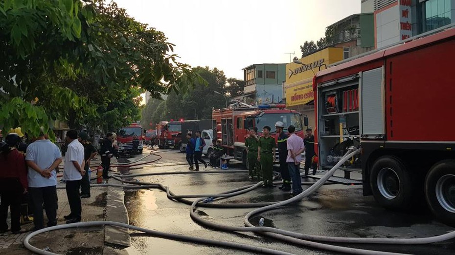 Cháy lớn quán bar tại TP.HCM