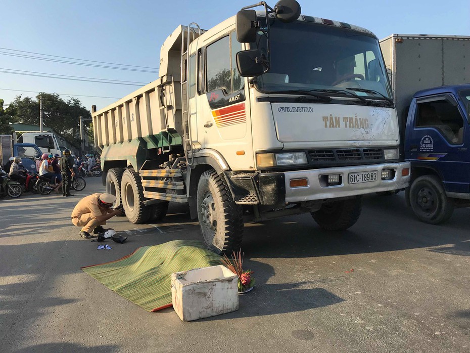 Va chạm với xe ben đang ôm cua, người đàn ông tử vong tại chỗ