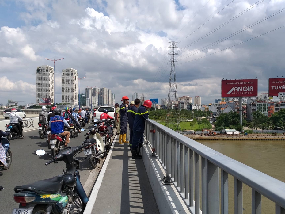 Hàng chục chiến sĩ "quần thảo" sông Sài Gòn tìm thi thể người đàn ông nhảy cầu tự tử