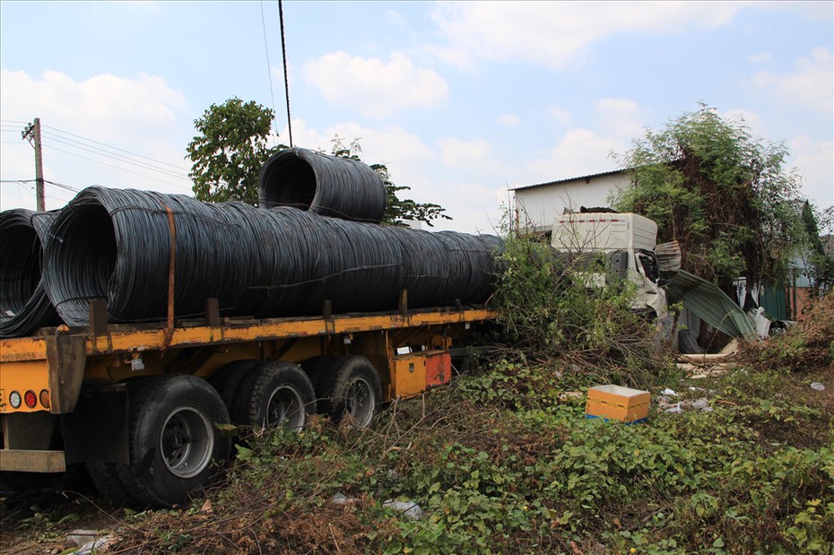 Kinh hoàng xe container lao thẳng vào quán bún, chủ quán thoát chết trong gang tấc