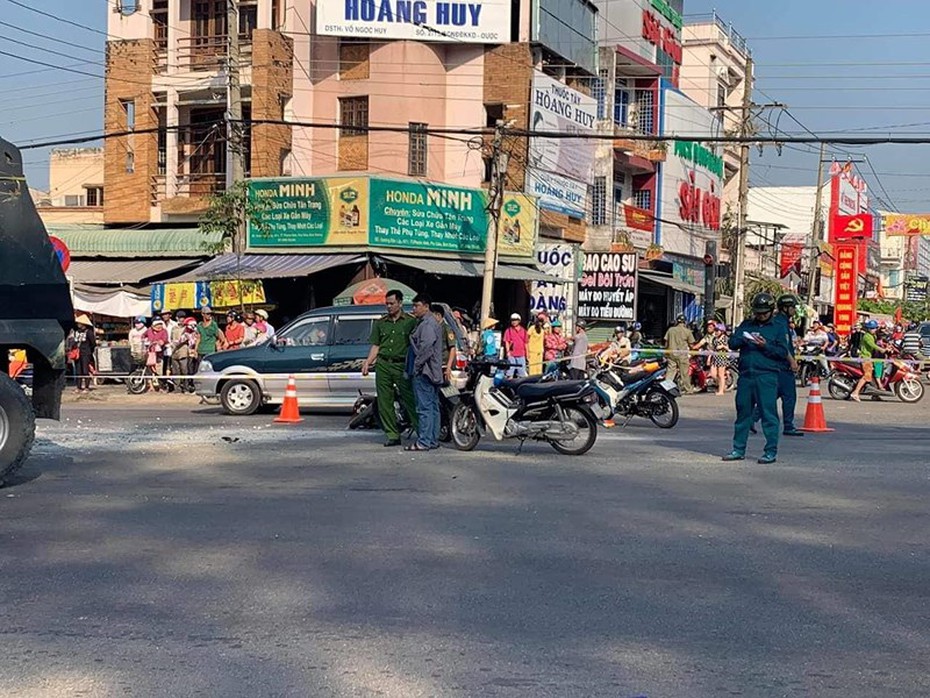 Tránh xe máy từ chợ ra đường, nam tài xế tông tử vong một phụ nữ bán gà