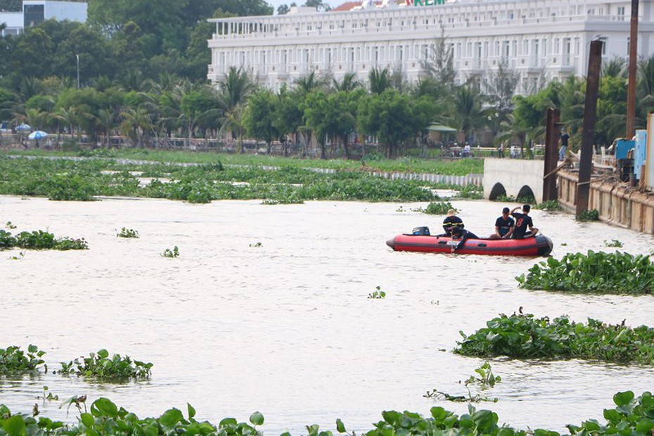 Bơi ra sông bắt cò, 1 thanh niên bị nước cuốn trôi