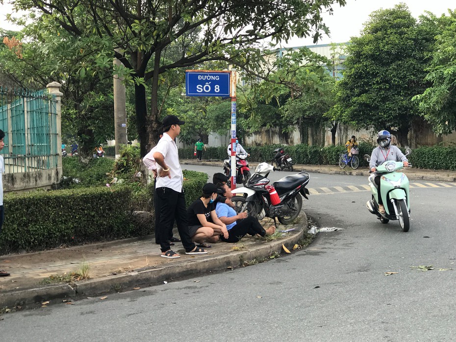 Chồng tử vong dưới bánh xe container, vợ gào khóc thảm thiết