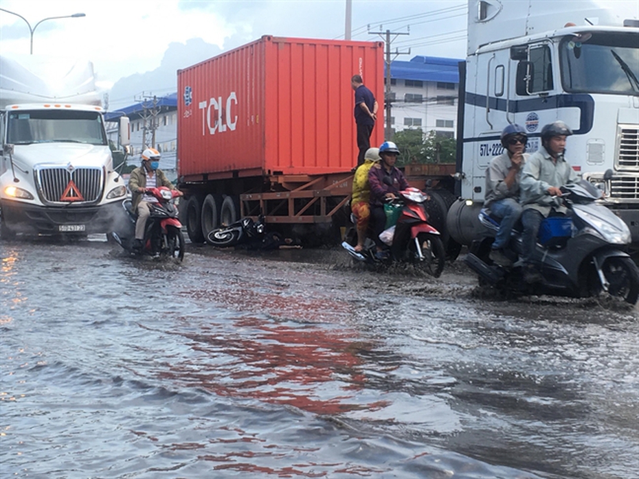 Clip: Hiện trường vụ người đàn ông tránh “ổ voi, ổ gà” bị xe container cán chết tại Bình Dương