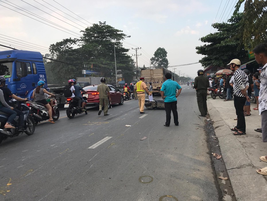 Liên tiếp tông phải ô tô, người đàn ông tử vong trên đường