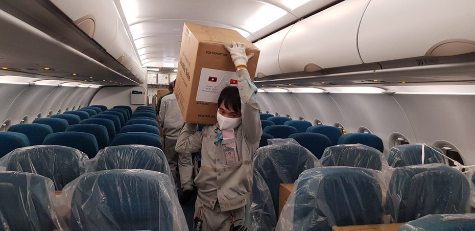 Vietnam Airlines vận chuyển trang thiết bị y tế của Chính phủ Việt Nam viện trợ Lào và Campuchia