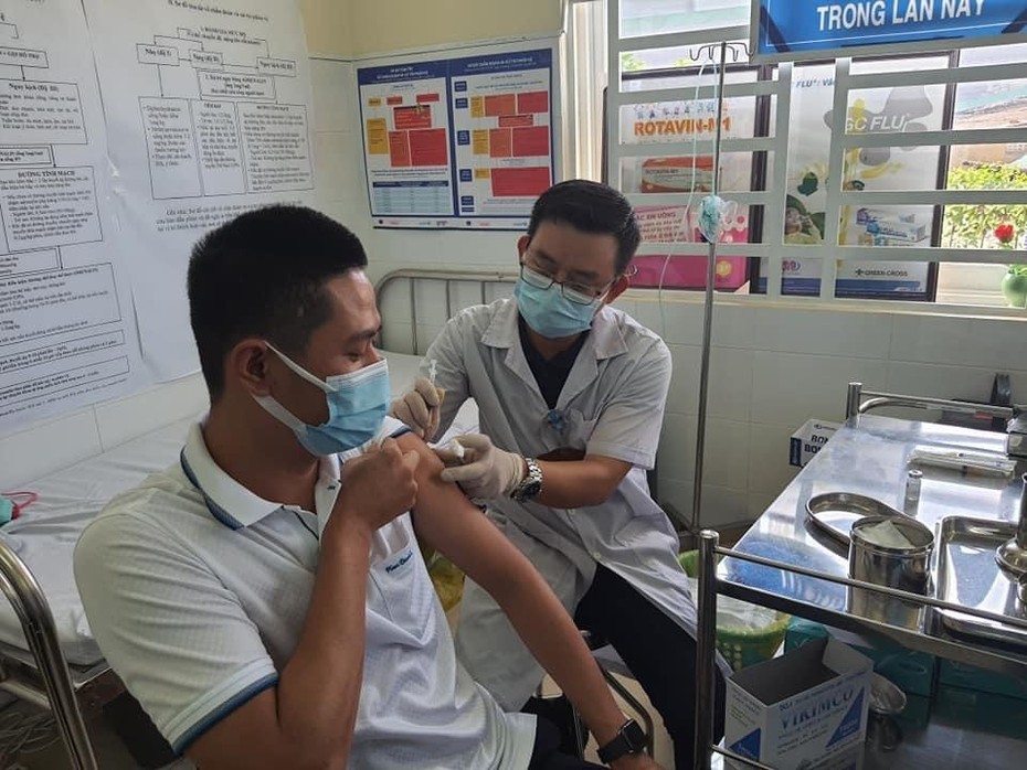 Bình Dương: Tiêm vaccine phòng Covid-19 cho hơn 1.000 người