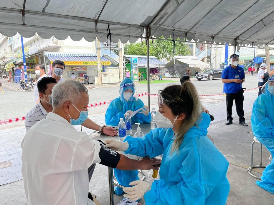 Ca nhiễm tăng cao, thiếu vaccine, Bình Dương đề nghị bộ Y tế cấp thêm