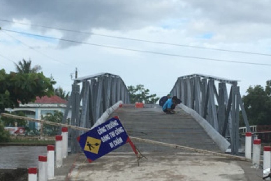 Tháo biển cấm cho xe chở vật tư vào nhà, Phó Bí thư xã nói... "không làm ngang"