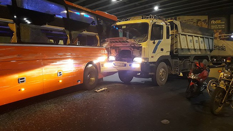 TP.HCM: Liên tiếp các vụ tai nạn giao thông xảy ra gây ách tắc nghiêm trọng