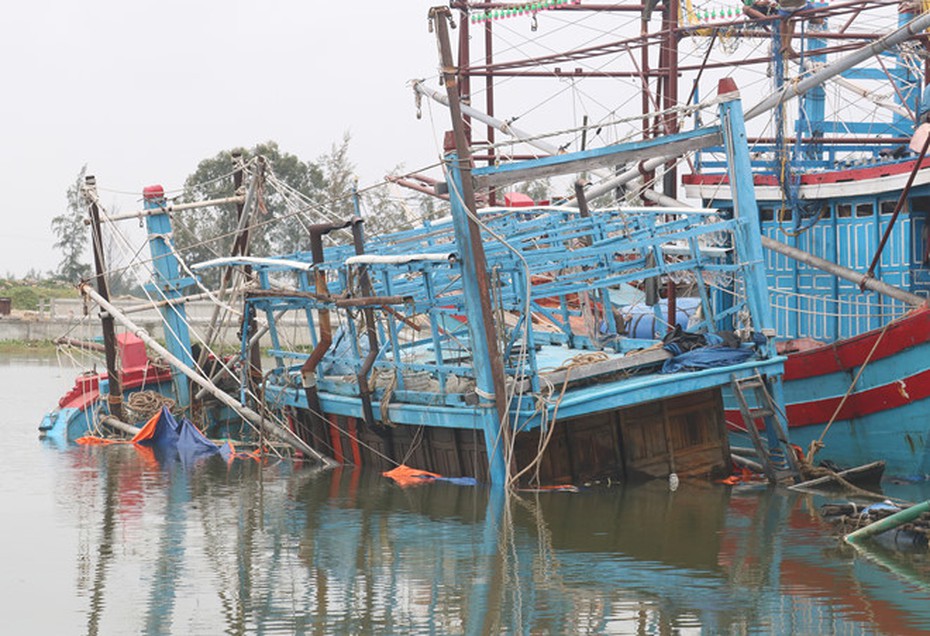 Sóng dữ đánh văng ngư dân đang đánh cá trên biển