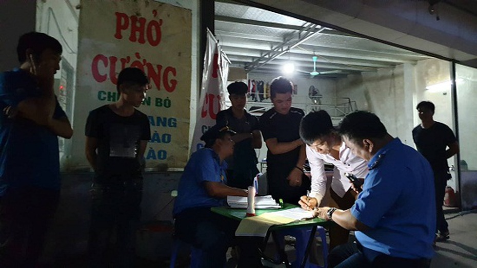 Hà Nội: Một thanh tra giao thông bị tạm giữ vì nghi bảo kê xe quá tải