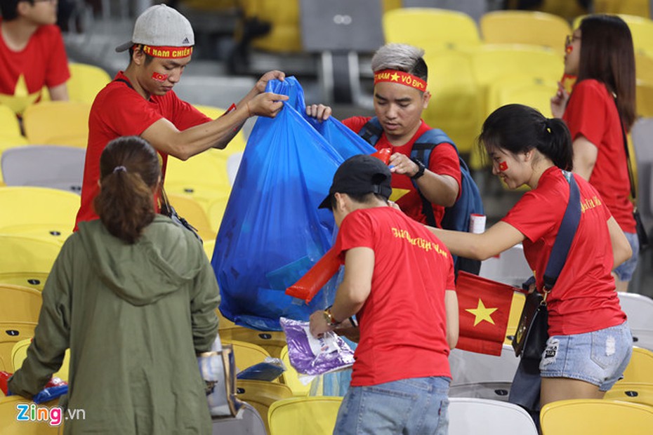 CĐV Việt Nam dọn rác sau khi kết thúc trận chung kết lượt đi AFF Cup
