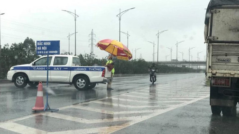 Hoảng hồn phát hiện thi thể nữ giới không nguyên vẹn trên đường cao tốc
