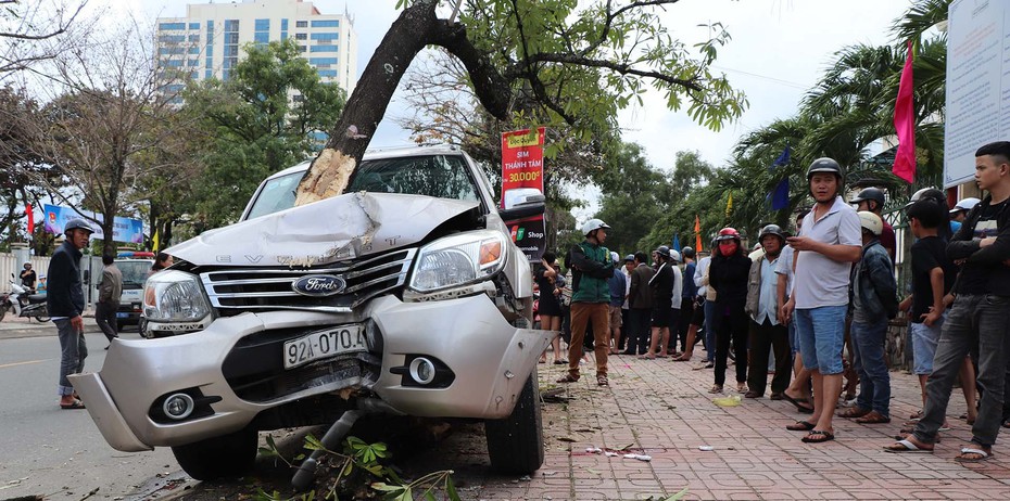 Xe “điên” tông gục 2 mẹ con đang đứng chờ xe buýt trên vỉa hè