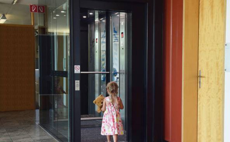 Dạy con cách tự bảo vệ bản thân khi đi thang máy một mình