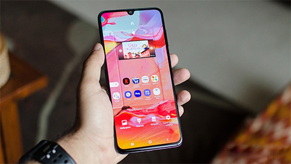 Samsung trình làng Galaxy A70 màn hình siêu lớn, giá 9,3 triệu đồng