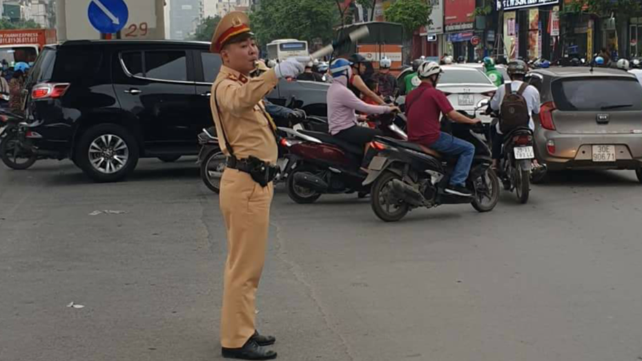 GSGT hộ tống người bệnh mắc kẹt trên đường đi cấp cứu kịp thời