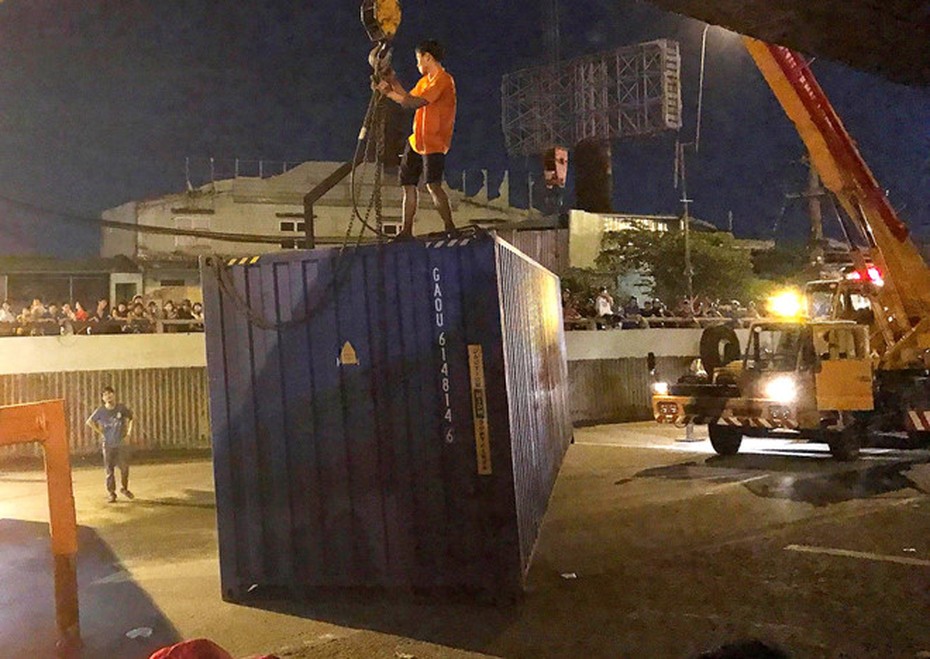 Thùng Container rụng giữa đường, nhiều người đi xe máy hốt hoảng