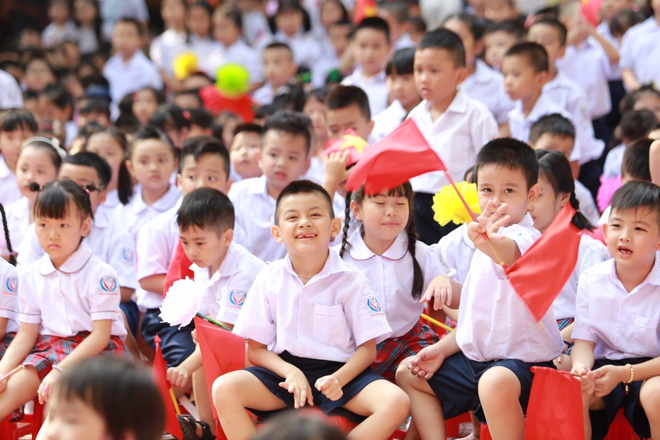 Nụ cười "sún răng" và những biểu cảm ngộ nghĩnh "gây sốt" của học sinh lớp 1 ngày khai giảng