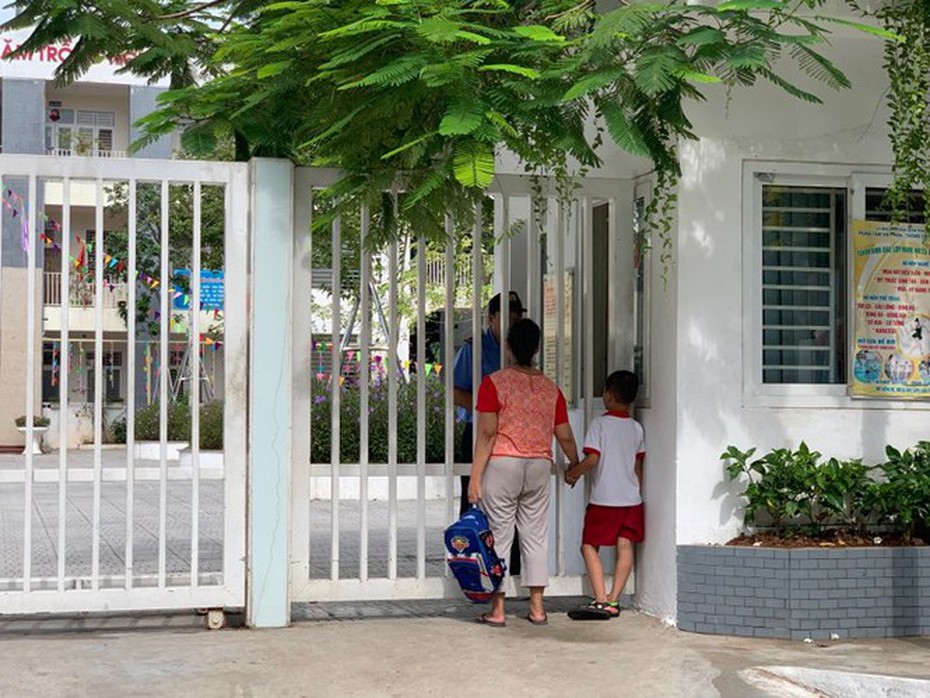 Hàng trăm học sinh nghỉ học vì sợ nhiễm độc sau vụ cháy Rạng Đông