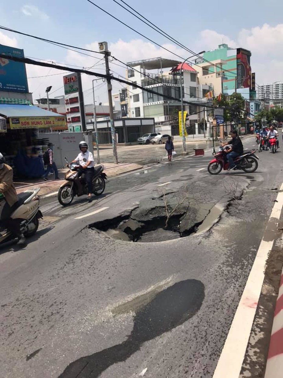 “Hố tử thần” xuất hiện trên đường ở TP.HCM sau tiếng nổ lớn