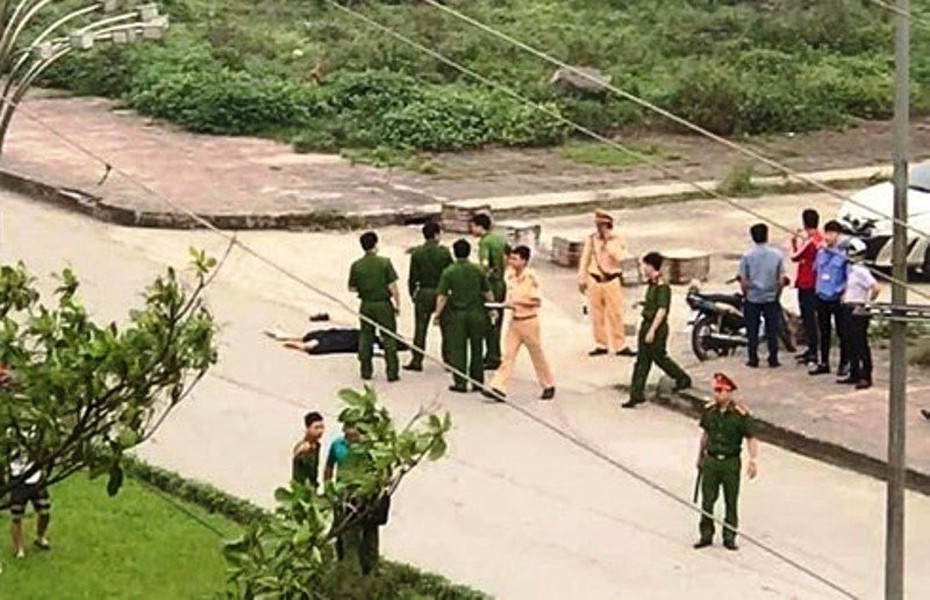 Giáng chức trung tá CSGT đứng nhìn cô gái bị người yêu đâm chết