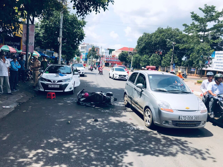 Mở cửa xe giữa đường, tài xế ô tô gây tai nạn nghiêm trọng