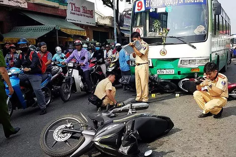 Xe buýt lao vào hàng loạt xe máy đang chờ đèn đỏ, 10 người bị thương