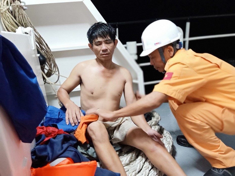 Tàu chở than mắc cạn trong thời tiết xấu, 11 thuyền viên gặp nạn