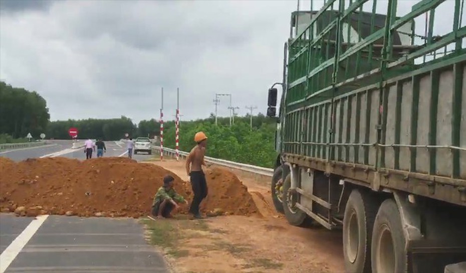 Bất lực ngăn cản xe tải, xe khách “chạy chui” trên cao tốc đang thi công