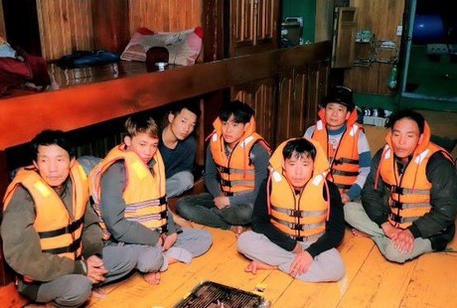 Giải cứu 7 ngư dân Thanh Hóa bị rơi xuống biển do chìm tàu