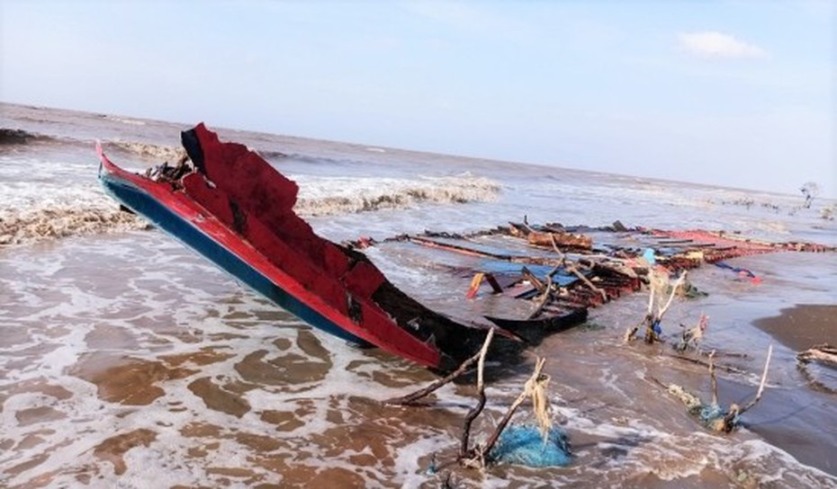 Tàu chở 230 tấn gạo chìm trên biển, 3 thuyền viên Indonesia trôi dạt vào biển Sóc Trăng