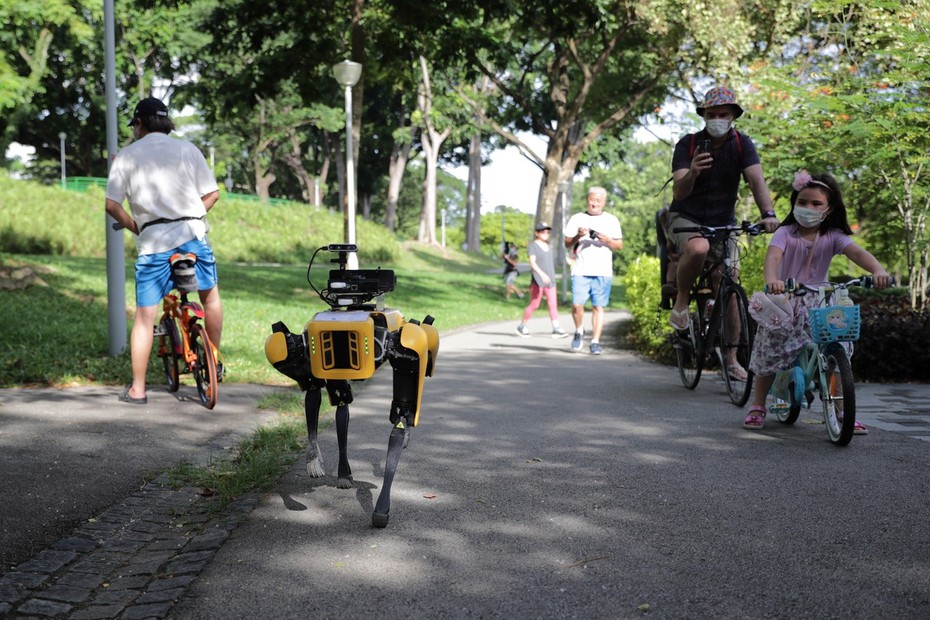 Singapore thả “chó robot” ra công viên để nhắc nhở người dân trong mùa dịch Covid-19