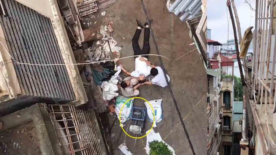 Người đàn ông xui xẻo nhập viện vì bị xe rùa rơi từ tầng 5 xuống trúng người