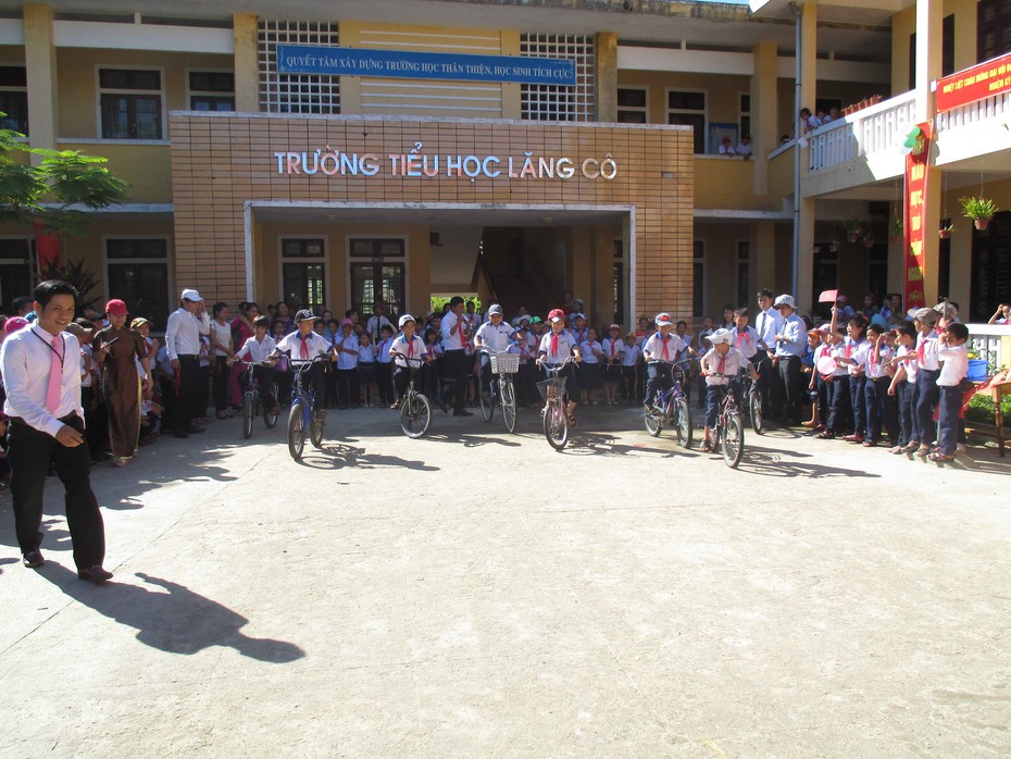 Huế: Truy tìm 2 phụ nữ bịt mặt xông vào trường giật dây chuyền của nhiều học sinh