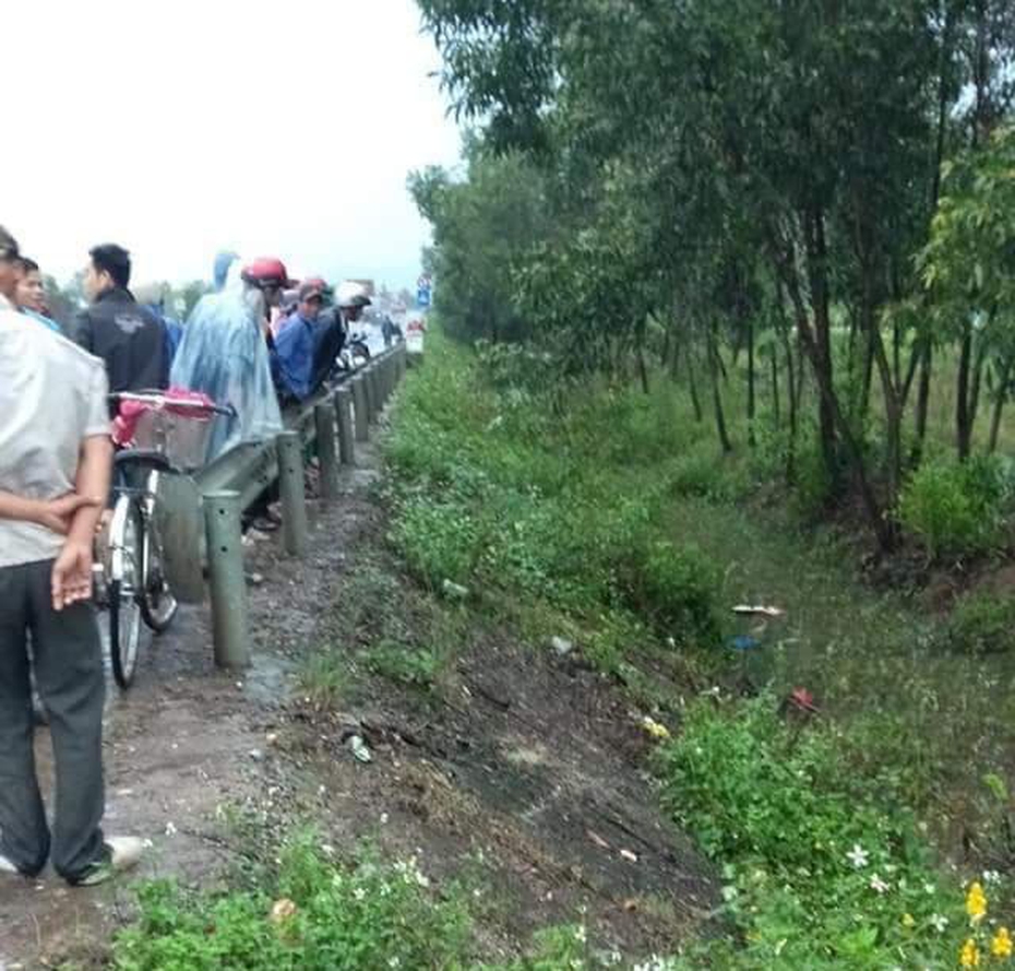 Phát hiện nam thanh niên tử vong dưới mương nước cùng xe máy